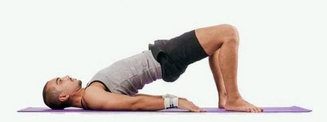 L'homme effectue l'exercice