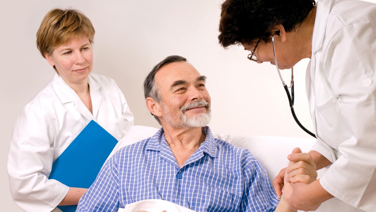 Un médecin soigne un patient pour une prostatite